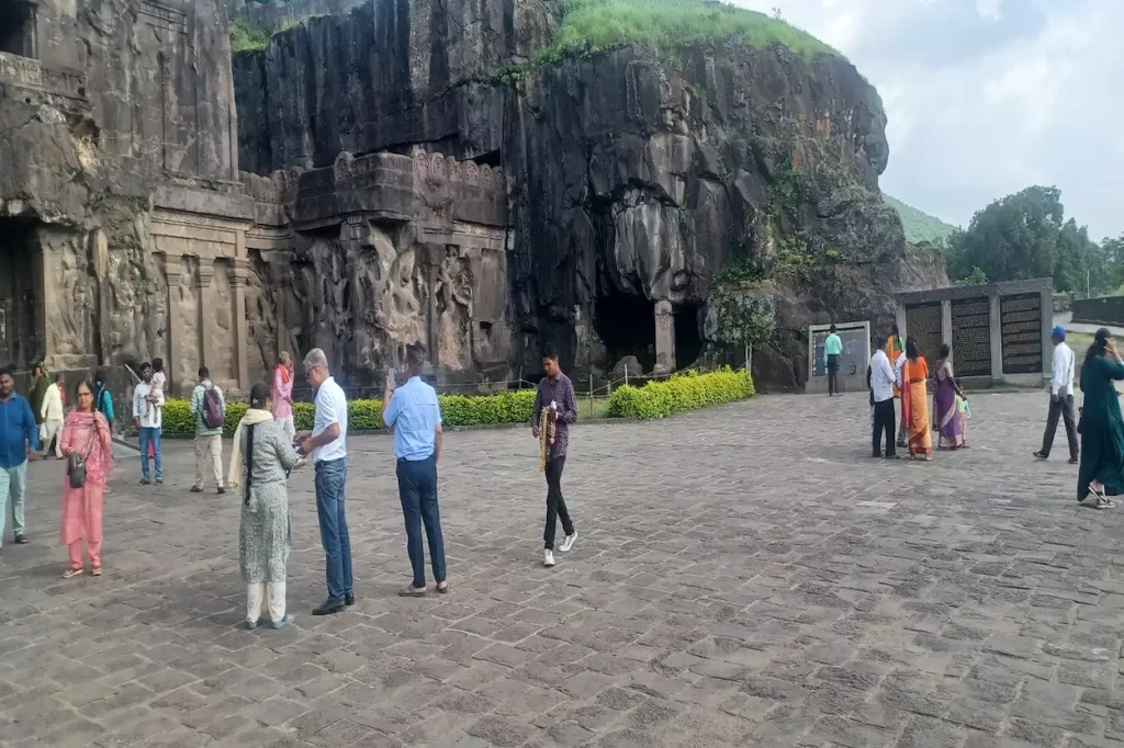 how to reach ellora caves from ajanta caves