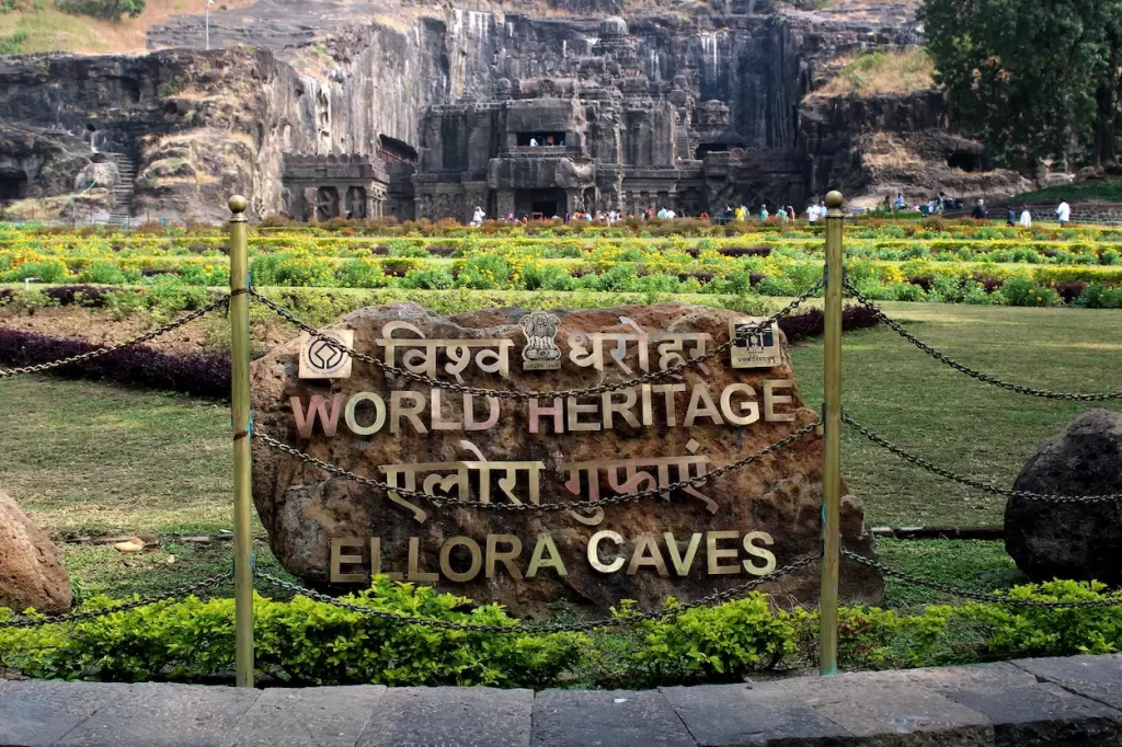 how to reach ellora caves by train
